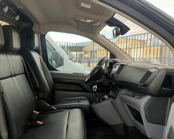 Interior de Peugeot Expert Pro 150 Long con tres asientos delanteros confortables