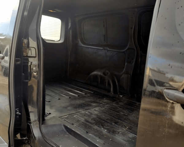 Zona de carga de Peugeot Expert Pro 150 Long, amplia capacidad para uso comercial
