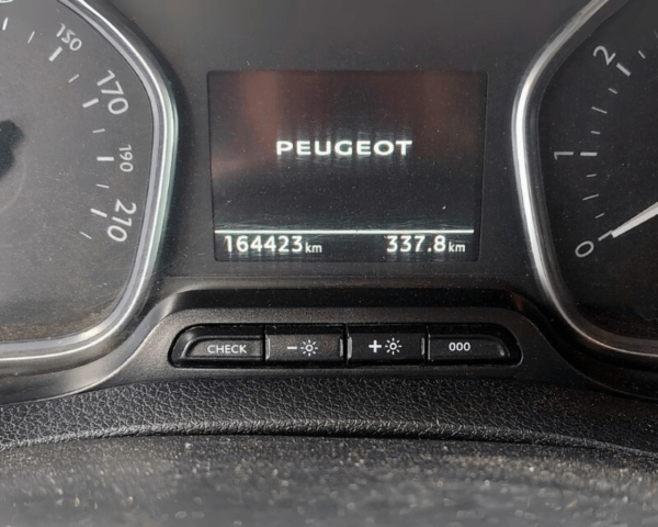 Cuadro de instrumentos de Peugeot Expert Pro 150 Long mostrando el kilometraje real