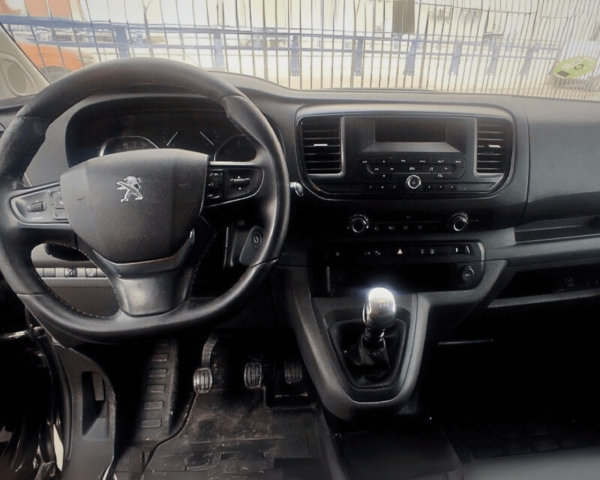 Vista del salpicadero de Peugeot Expert Pro 150 Long, diseño funcional y moderno