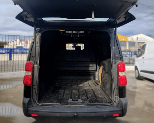 Parte trasera de Peugeot Expert Pro 150 Long con puertas abiertas para acceso a la carga