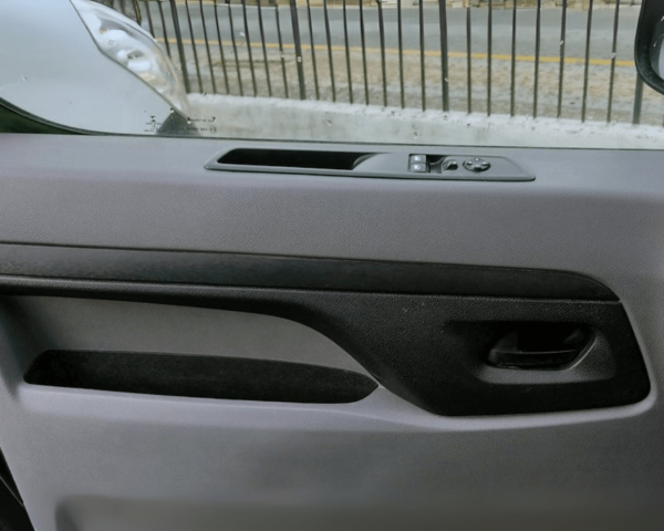 Detalle de ventanillas y cristales de Peugeot Expert Pro 150 Long, visibilidad y seguridad