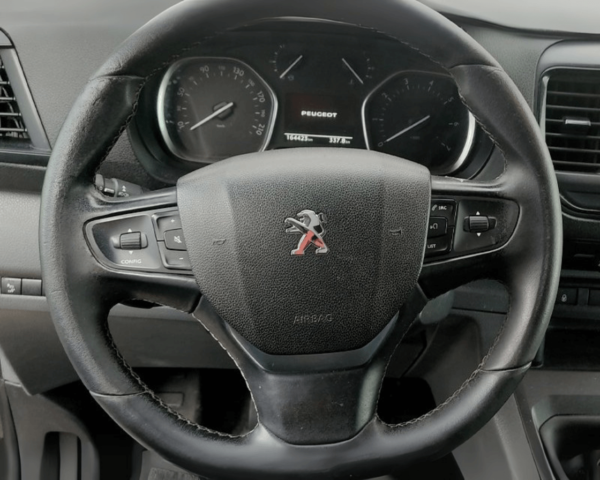 Volante multifunción de Peugeot Expert Pro 150 Long con mandos integrados