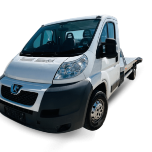 Peugeot Boxer con plataforma portavehículos de segunda mano en Zaragoza, ideal para transporte profesional y asistencia en carretera.