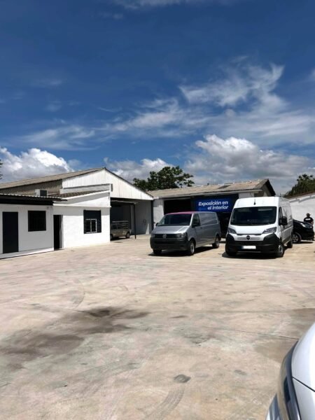 Fachada de la tienda de furgonetas de segunda mano MapiCars en Zaragoza, especializada en vehículos industriales revisados y con garantía.