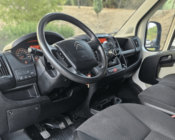 Detalles interiores del puesto de conducción de la Citroën Jumper BlueHDi
