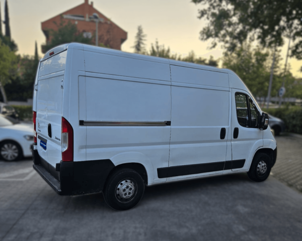 Parte lateral de Citroën Jumper lista para trabajar