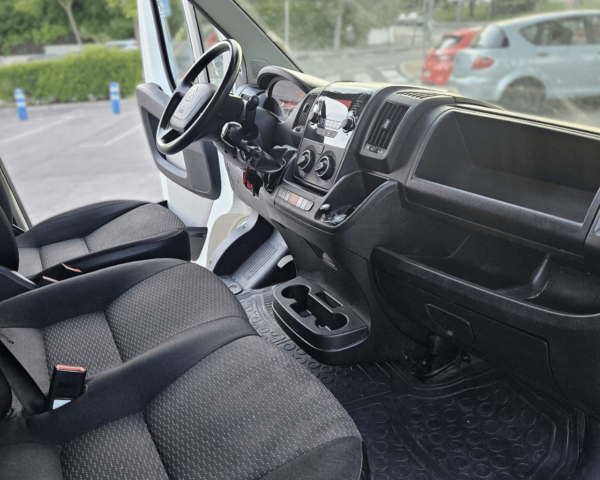 Salpicadero funcional y bien conservado de la Citroën Jumper 2019