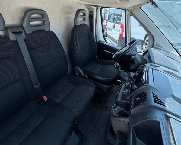 Asientos del Citroën Jumper CHC L2 en venta como furgoneta de segunda mano ideal para uso industrial