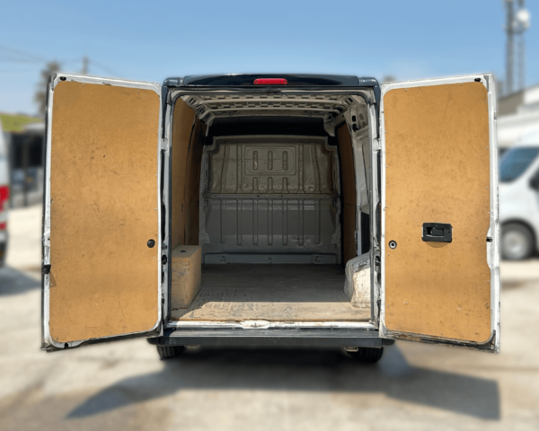 Zona de carga del Citroën Jumper CHC L2, vehículo industrial disponible entre nuestras furgonetas de segunda mano