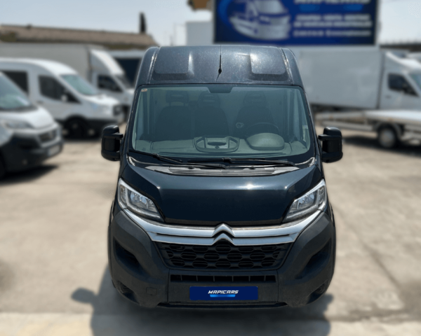 Vista frontal del Citroën Jumper CHC L2, furgoneta de segunda mano robusta para uso como vehículo industrial