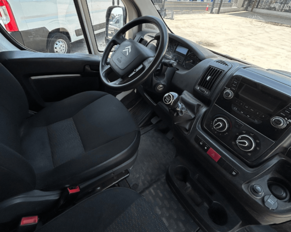 Interior del Citroën Jumper CHC L2, furgoneta de segunda mano cómoda y funcional para uso profesional