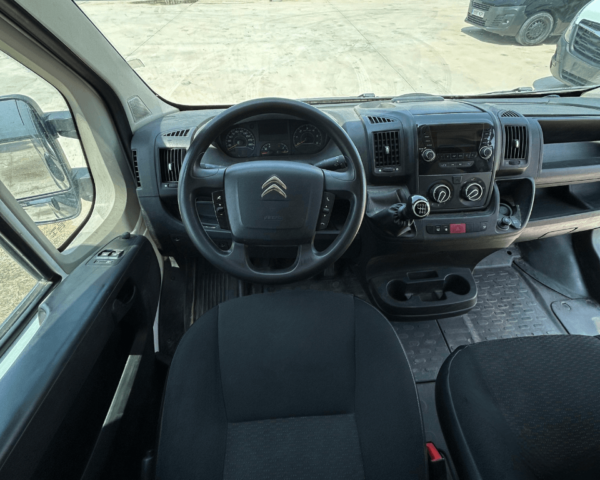 Salpicadero y cabina del Citroën Jumper CHC L2, vehículo industrial en el catálogo de furgonetas segunda mano