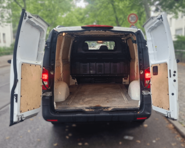 Vista del espacio de carga trasero en Mercedes-Benz Vito