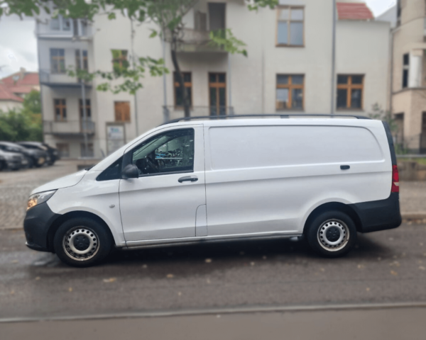 Mercedes-Benz Vito lateral derecho versión industrial 4 puertas