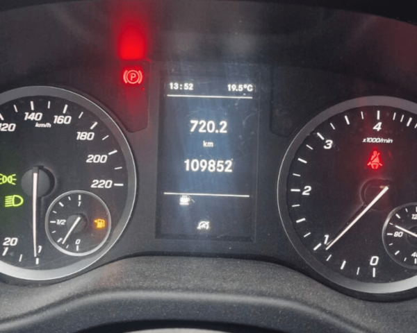 Cuadro de instrumentos con kilometraje 111709 km en Vito 110