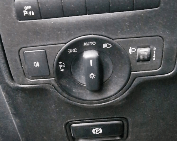 Mandos de climatización y radio en salpicadero de Mercedes Vito