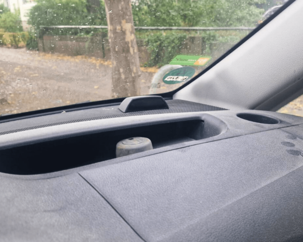 Interior de la furgoneta Mercedes Vito 110 con salpicadero completo