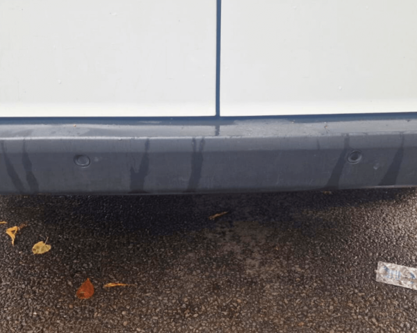 Sensor de aparcamiento trasero en Mercedes-Benz Vito blanca