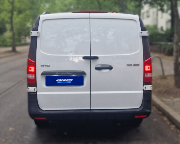 trasera de la Mercedes-Benz Vito 110 CDi 2020 en blanco metalizado