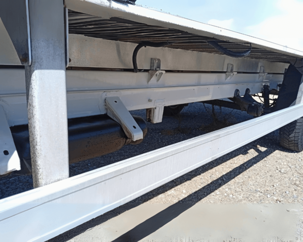 Vista inferior de los bajos de la Volkswagen Crafter Furgón 2020 en perfecto estado