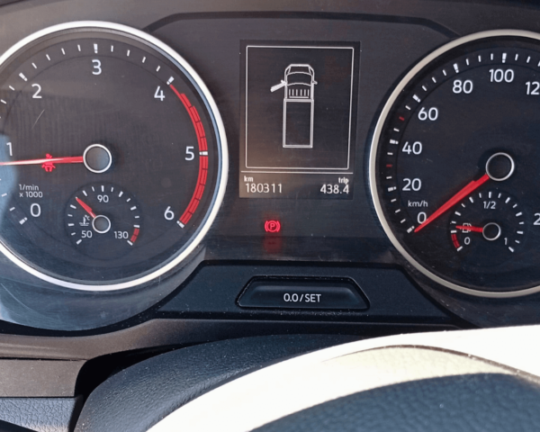 Cuadro de instrumentos mostrando kilometraje de 180.311 km en la Crafter 2020