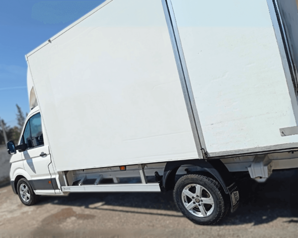 Vista lateral de la Volkswagen Crafter Furgón 2.0 TDI 2020 con caja cerrada