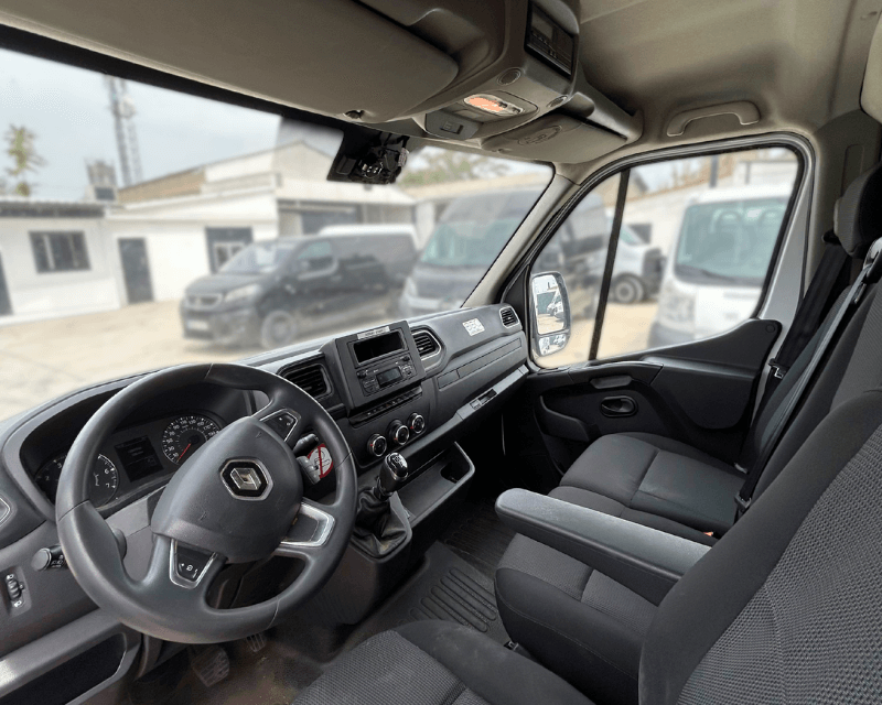Vista general del salpicadero de Renault Master con mandos, radio y acabados modernos
