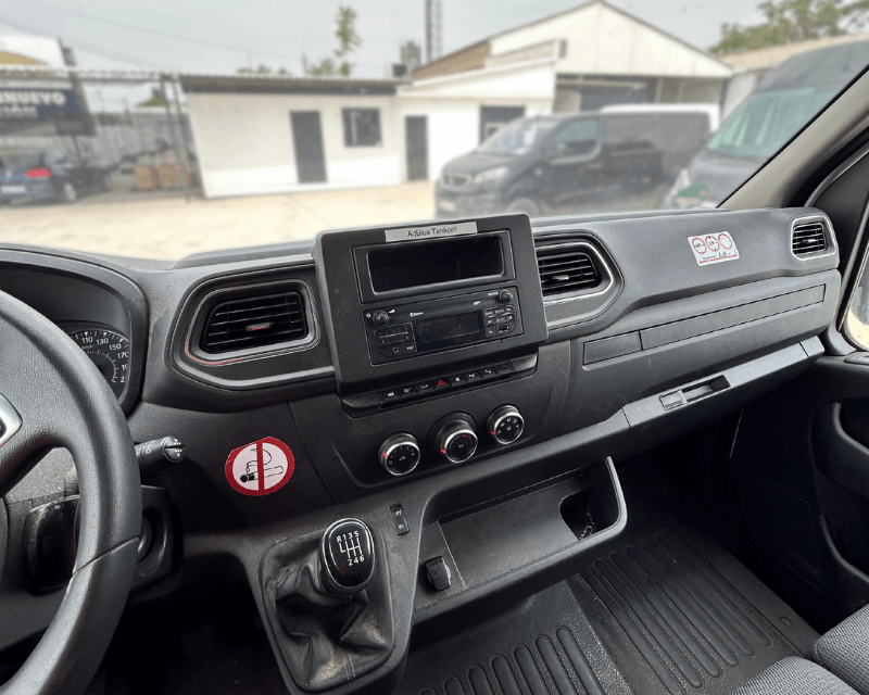 Salpicadero central de Renault Master con sistema multimedia, aire acondicionado y controles