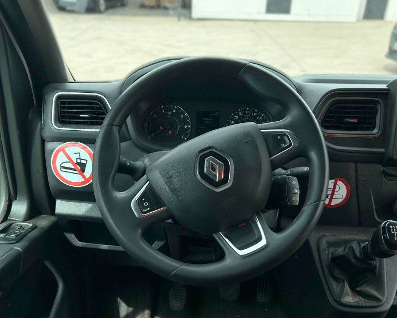 Volante multifunción de Renault Master 2020 con mandos integrados y buen estado