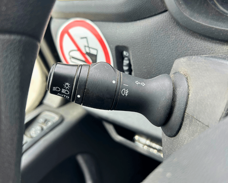 Palanca izquierda tras el volante de Renault Master, control de luces e intermitentes