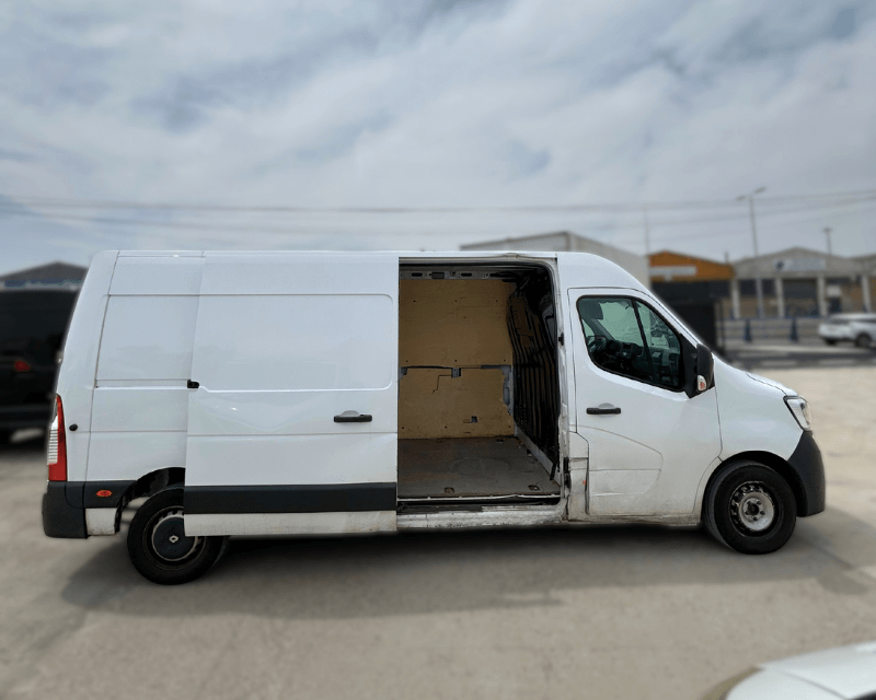 Lateral del Renault Master con puerta lateral abierta mostrando acceso al compartimento de carga