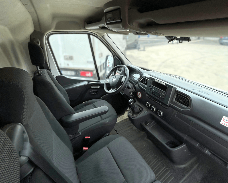 Interior del Renault Master L3H2 en excelente estado, tres plazas y cabina espaciosa