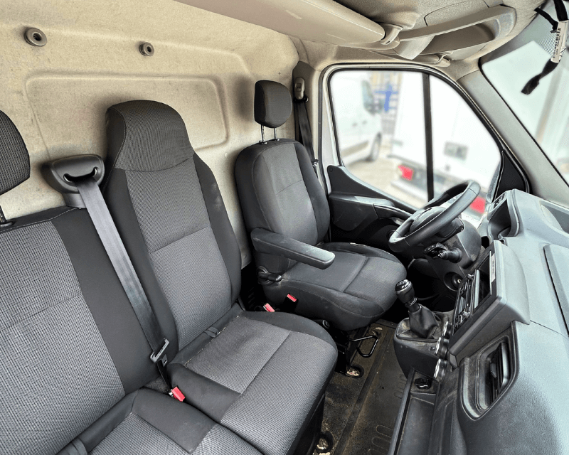 Asientos delanteros originales de Renault Master 2020 con tapicería en tejido gris