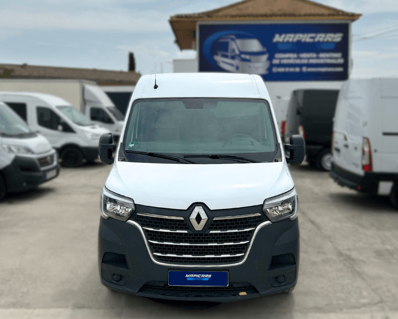 Parte delantera de Renault Master 2020 blanca con faros y parrilla en perfecto estado